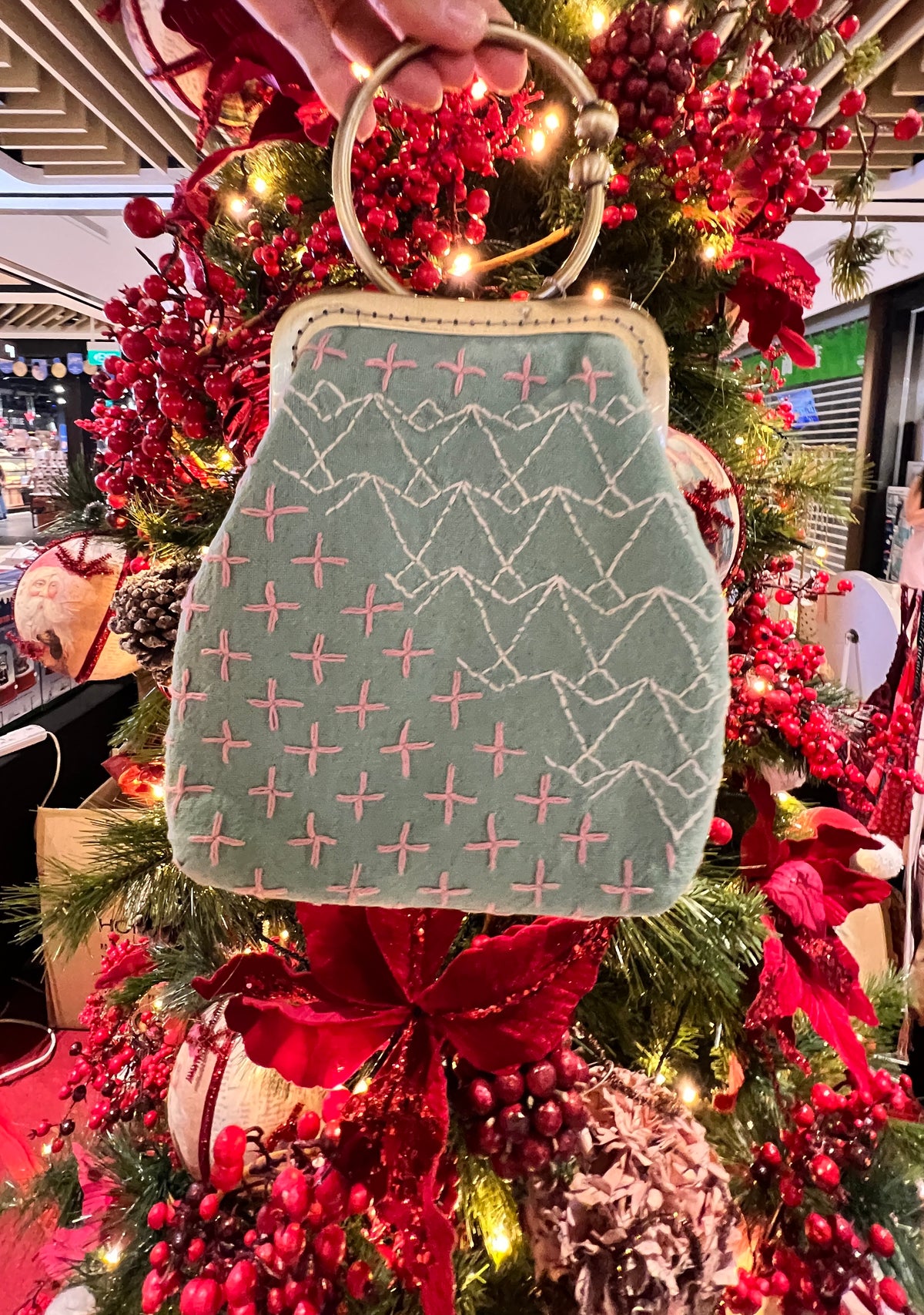 Mami Embroidered handbag with chain